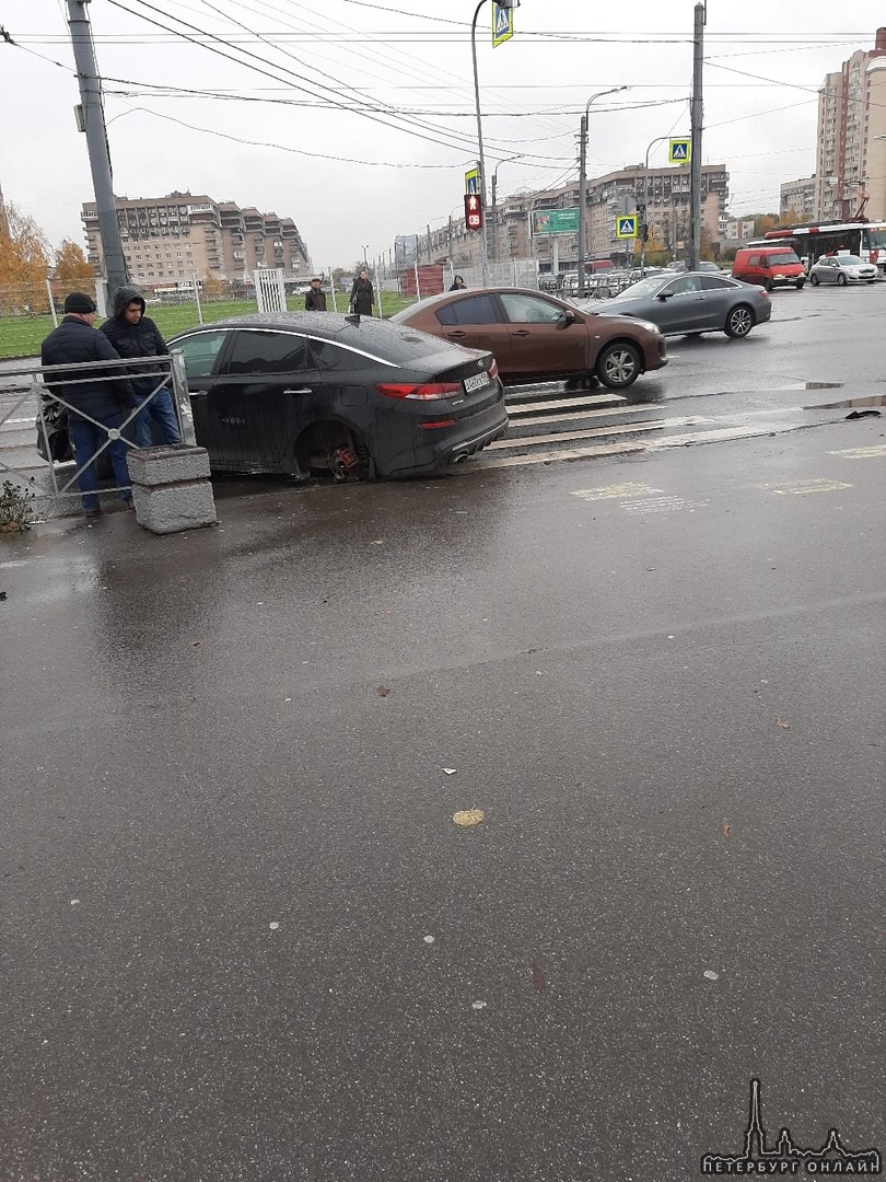 Оптима потеряла колесо на перекрестке Фучика и Бухарестской.