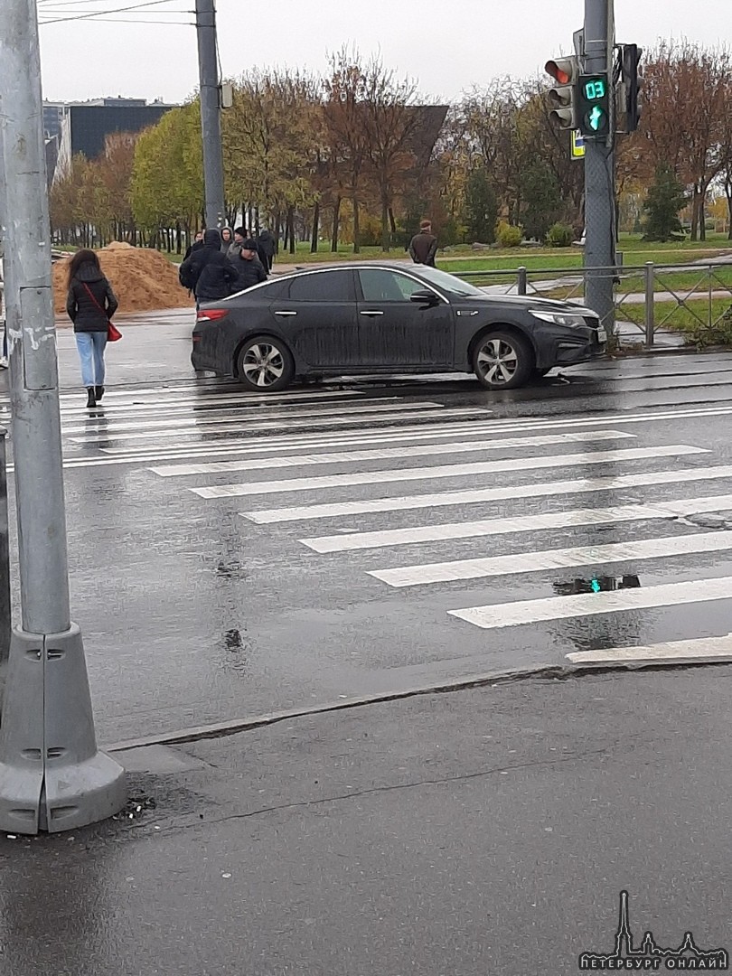 Оптима потеряла колесо на перекрестке Фучика и Бухарестской.
