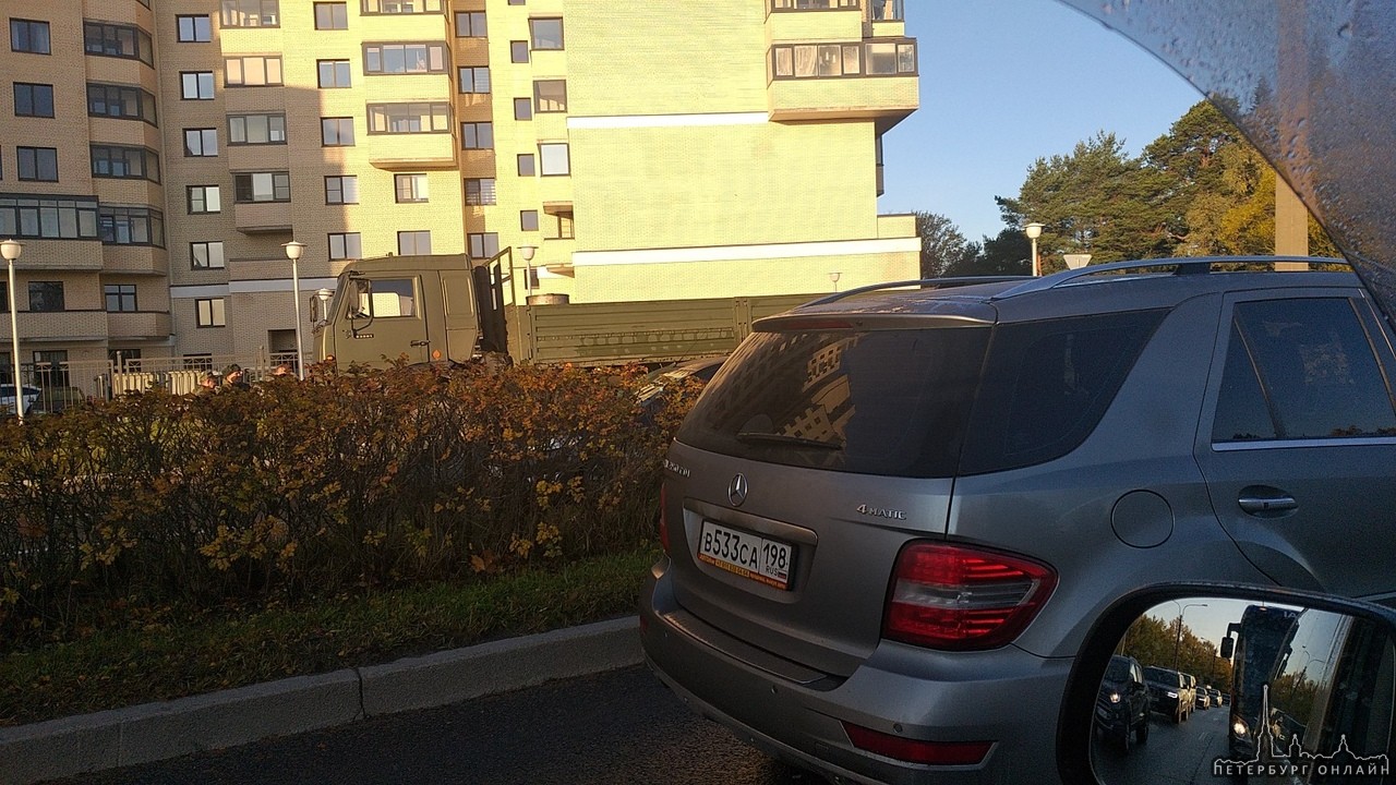 У Сестрорецке на въезде Володарского, Водитель V-класса Мерседеса решил резво повернуть направо, но...