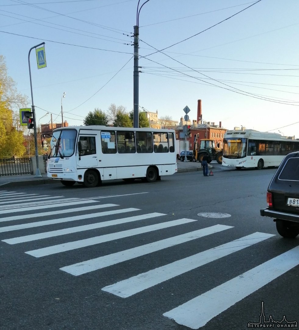 Маршрутка и автобус поздоровались перед пешеходным, на пересечении Обводного и Лифляндской. Съезд ...