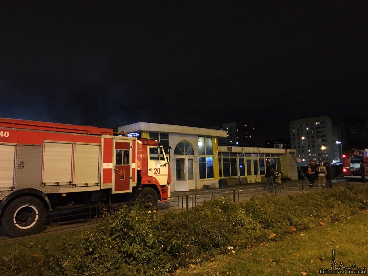 На углу перекрестка Брестского и Захарова горит магазин "Вотоня" 2 пожарных машины на месте.
