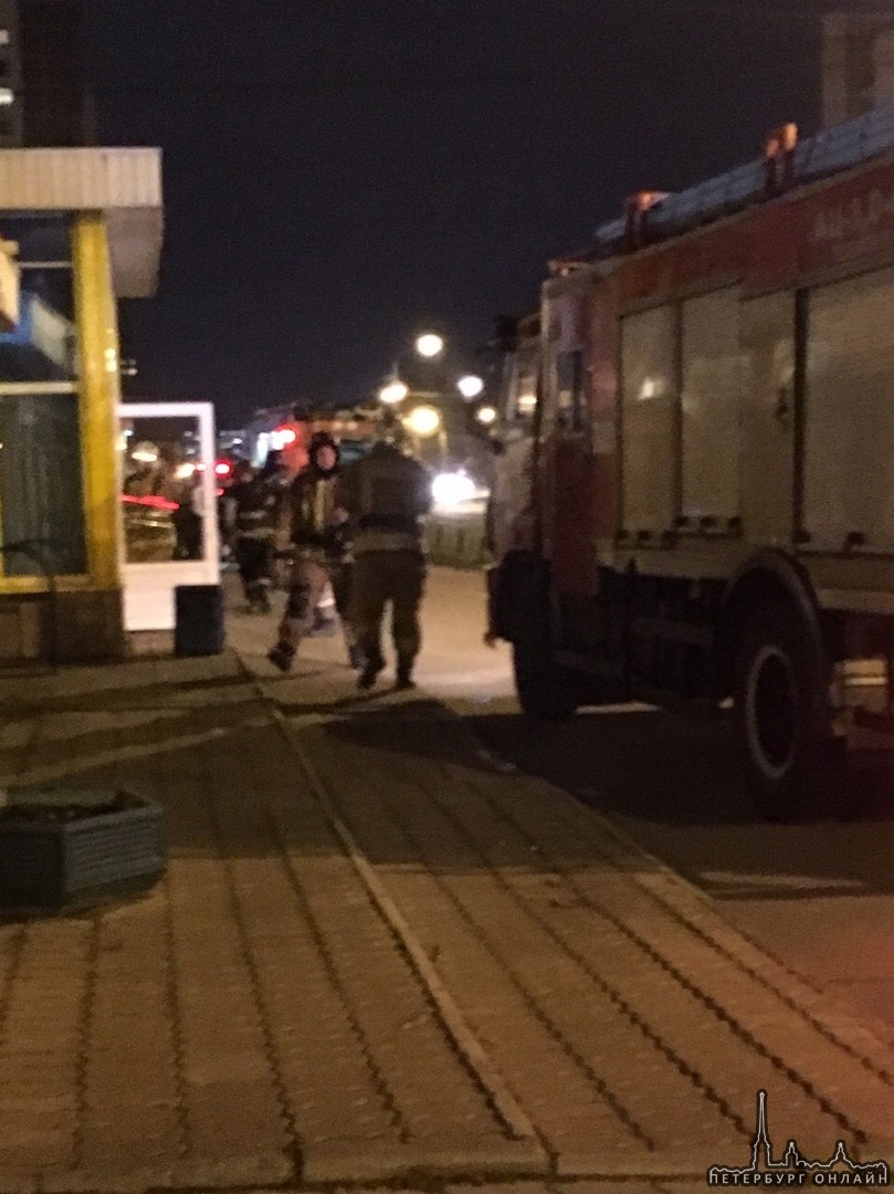 На углу перекрестка Брестского и Захарова горит магазин "Вотоня" 2 пожарных машины на месте.
