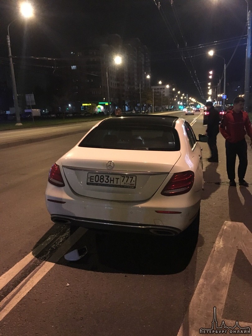 Лада разбилась об Mercedes на перекрестке Ленинского проспекта и улицы Котина . Все живы, но скорая ...