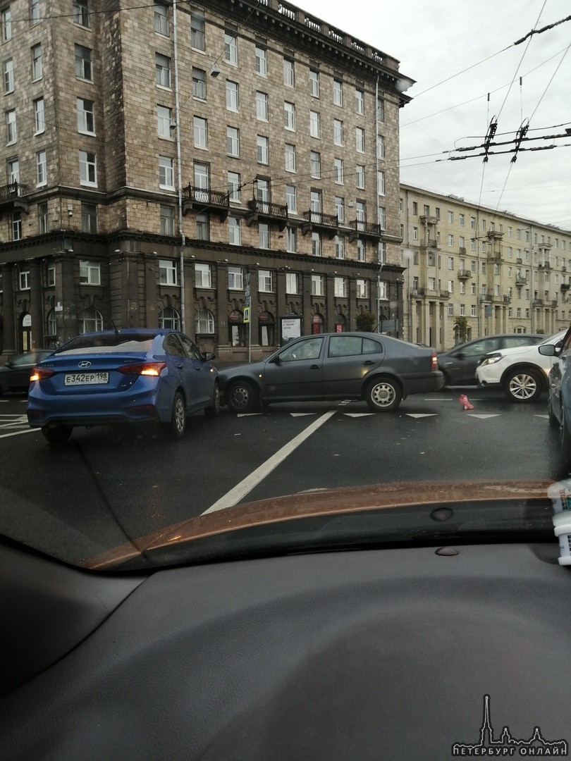 На Комсомольской площади, в сторону Краснопутиловской улицы, немного мешает проезду автомобильный те...