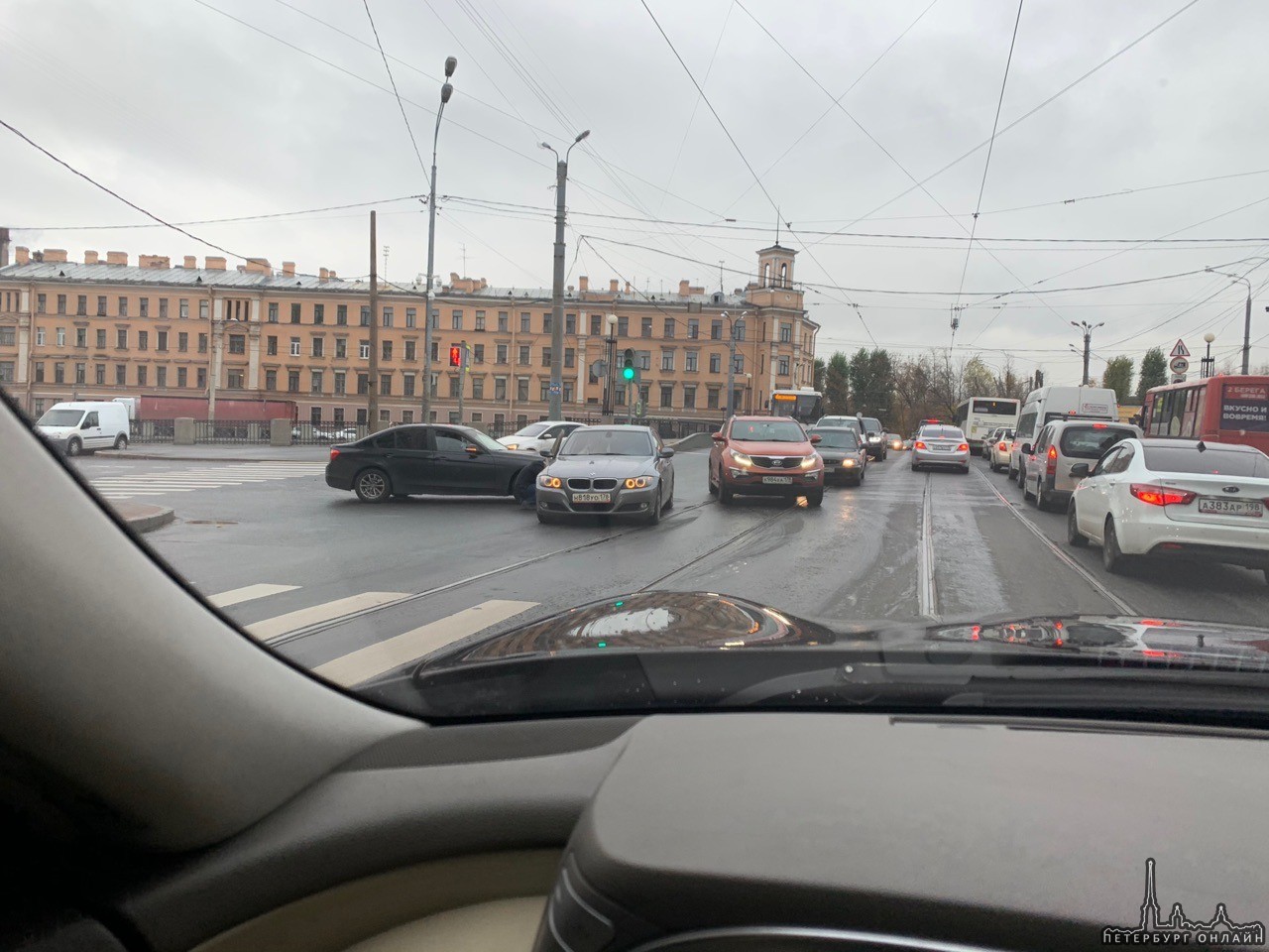 Противостояние двух баварцев на перекрёстке Обводного и Старо-Петергофского затрудняет движение в ст...