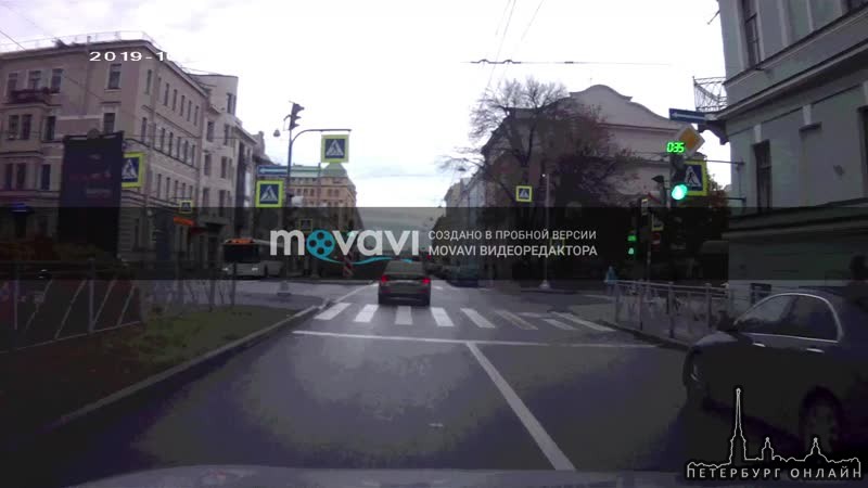 Водитель Шкоды решил повыделываться и в повороте с Малого проспекта на набережную Макарова обогнать....