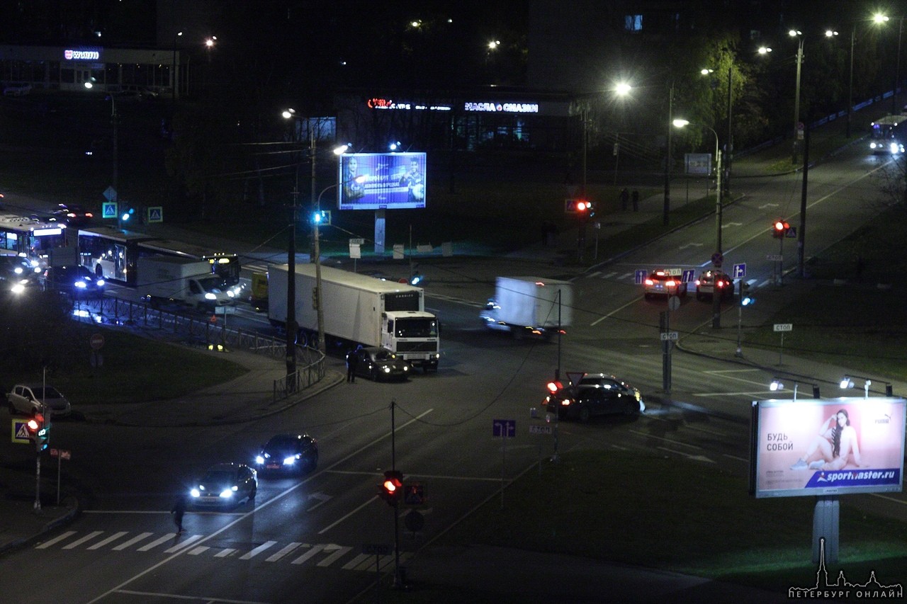 На перекрестке Краснопутиловской и Варшавской произошло двойное ДТП. С одной стороны столкнулись дв...