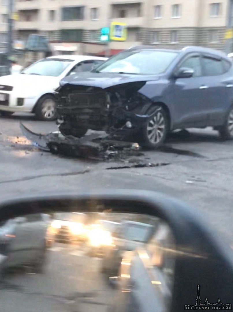 Сеат разбил лицо Hyundai IX35 на перекрёстке Лёни Голикова и Ветеранов