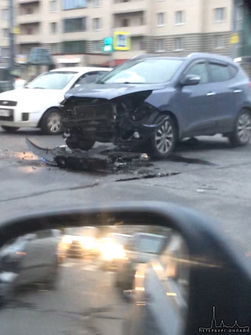 Сеат разбил лицо Hyundai IX35 на перекрёстке Лёни Голикова и Ветеранов