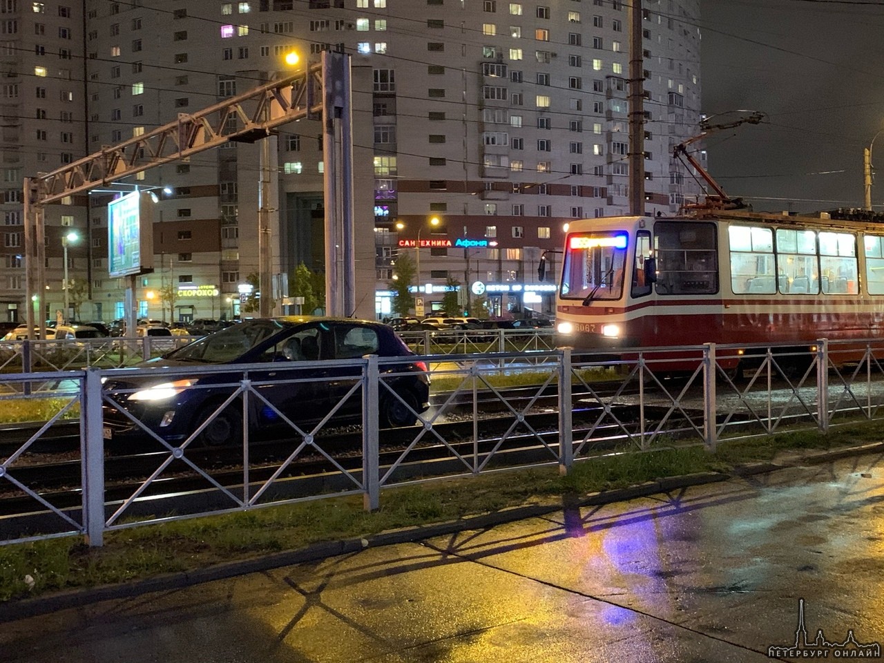 Девушка на Peugeot 206 заехала на трамвайные пути и встала около ТРК "Атмосфера". Трамваи от ст.м. К...