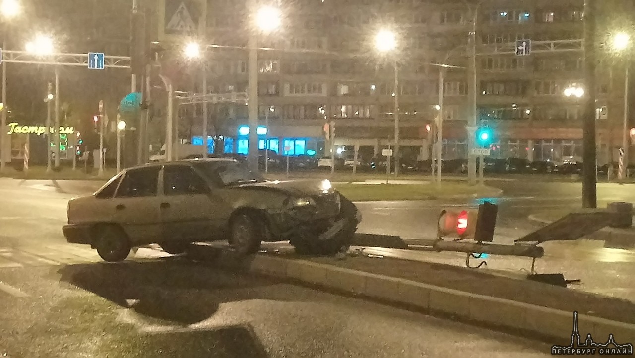 Софийская площадь, около Белы Куна 25, водитель с признаками САО страстно поцеловался со светофором,...
