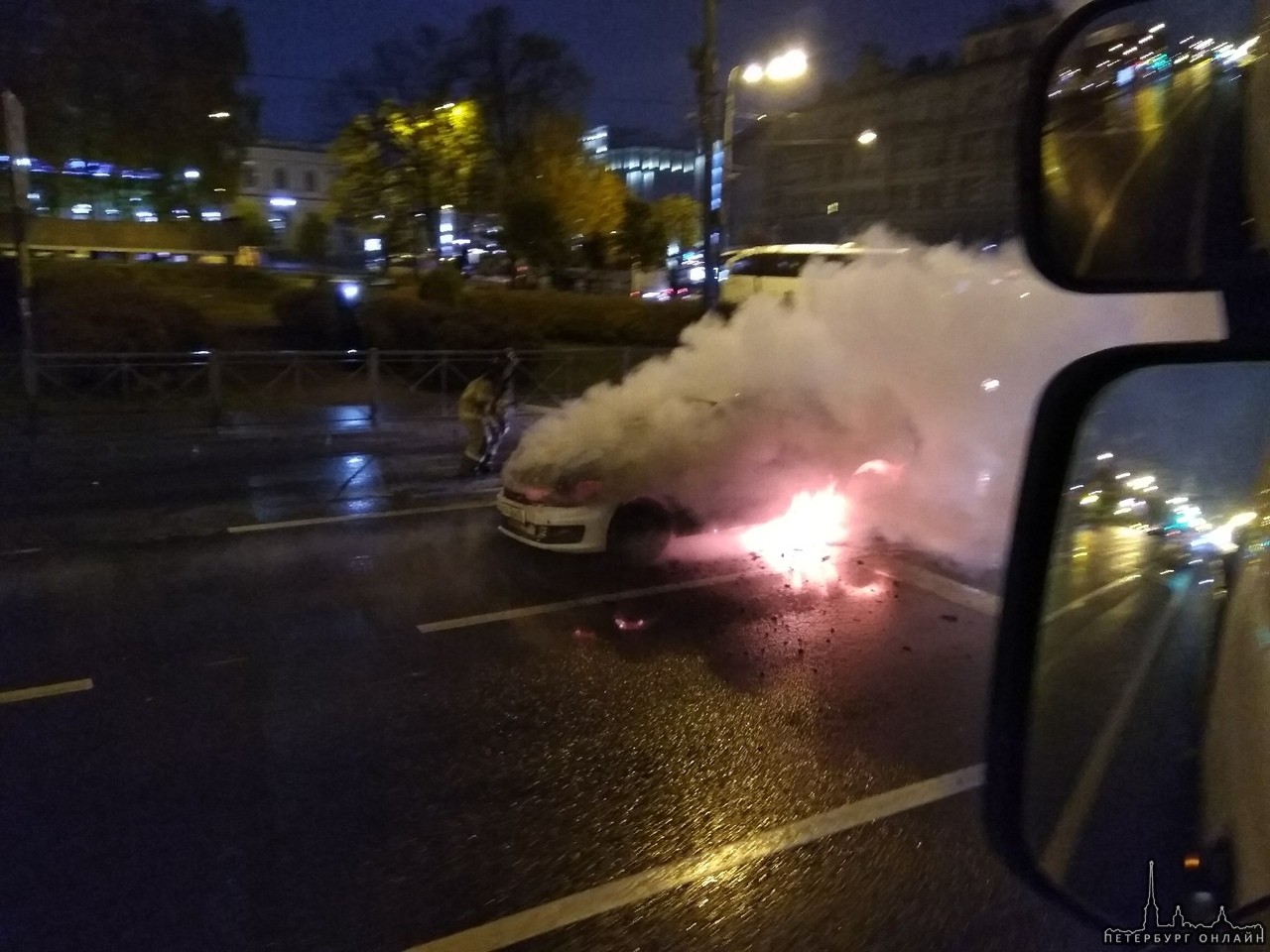 Напротив Балтийского вокзала сгорел VW Polo