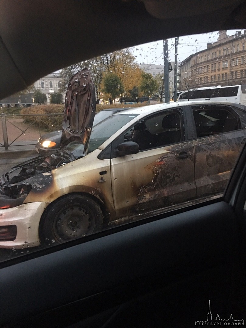 Напротив Балтийского вокзала сгорел VW Polo