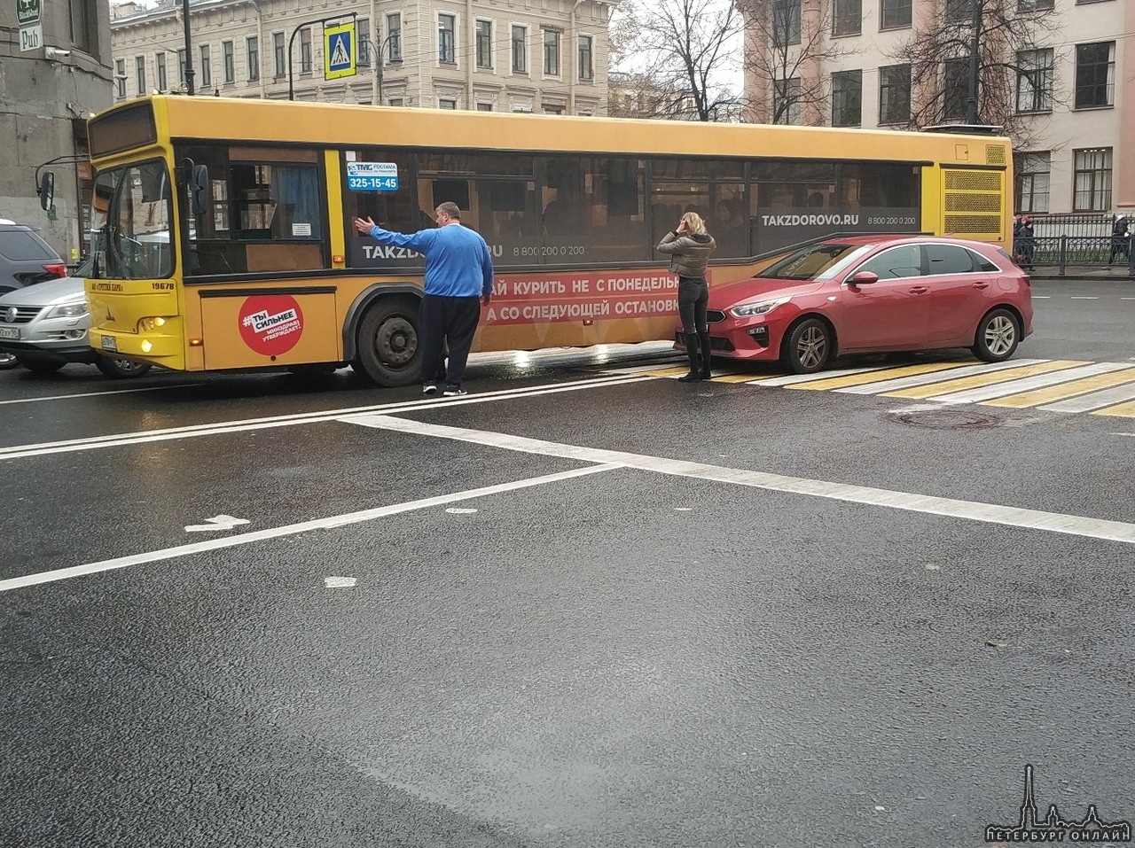 Блондинка на красной Киа не поделила дорогу со 105 автобусом , поворачивая с улицы Восстания на Кир...