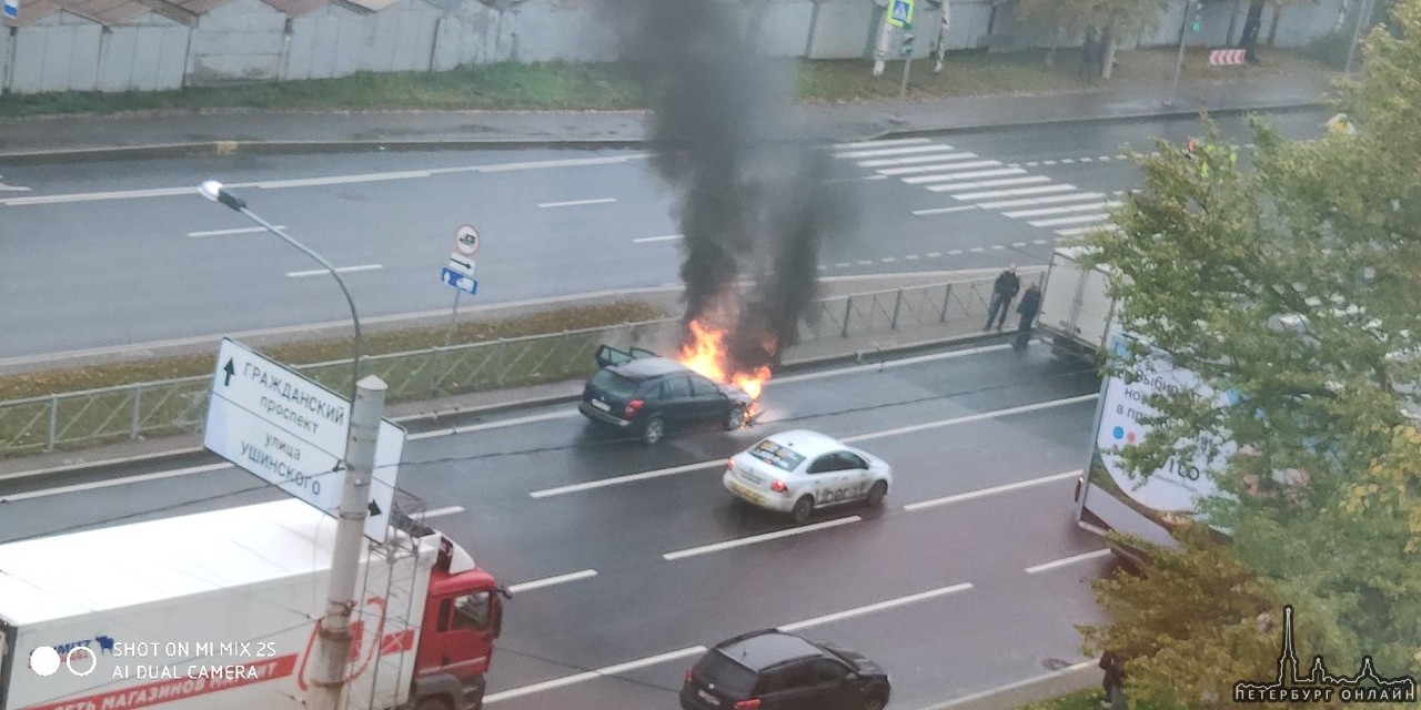 На Суздальском автомобиль загорелся на светофоре перед Ушинского ... На данный момент возгорание ло...