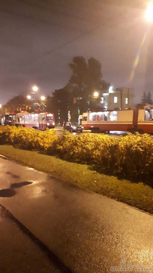 Авария на пересечении Маршала Говорова и Корнеева в результате которой трамваи встали в каждую сторо...