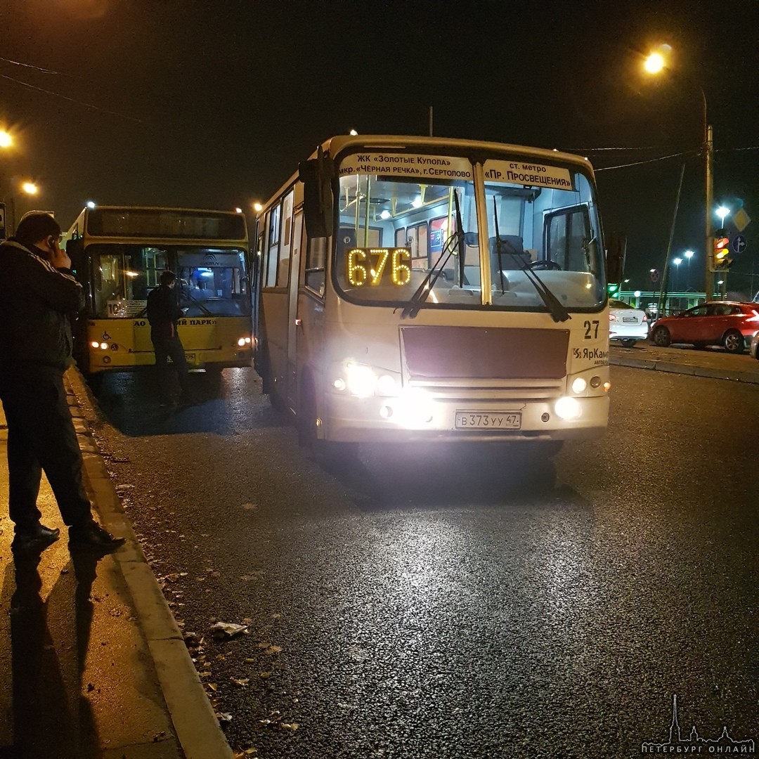 На Выборгском шоссе, напротив Ленты, маршрутка въехала в автобус