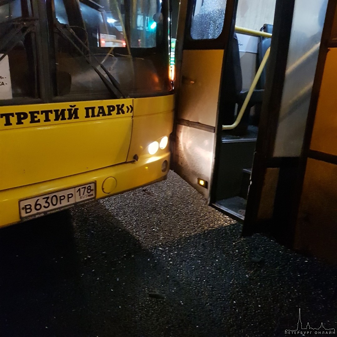 На Выборгском шоссе, напротив Ленты, маршрутка въехала в автобус