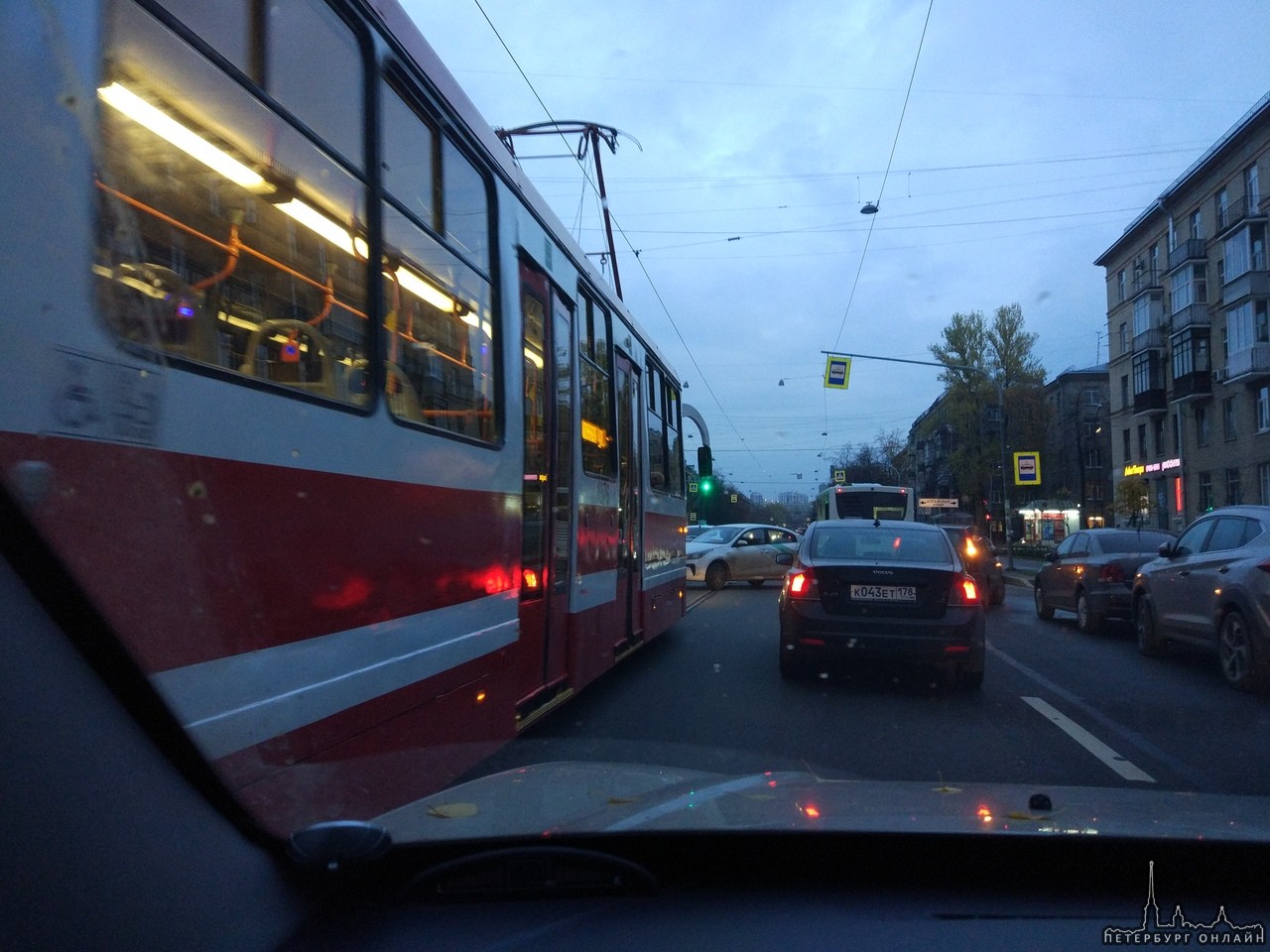 На Ленсовета между Типанова и Алтайской трамваи стоят... Белая смазанная машинка - второй участни...