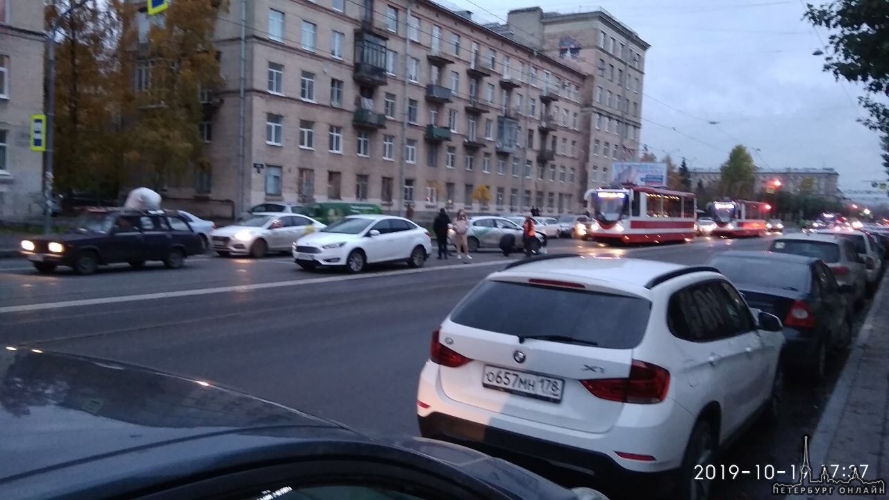 На Ленсовета между Типанова и Алтайской трамваи стоят... Белая смазанная машинка - второй участни...