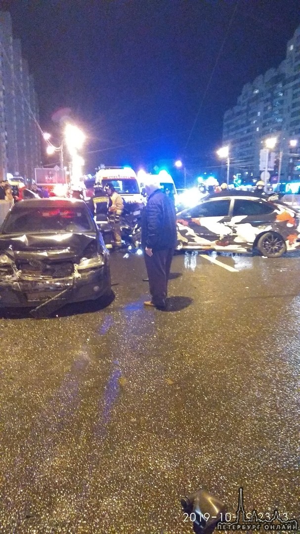 На Пересечении Савушкина и Туристской серьезная авария с пострадавшими.