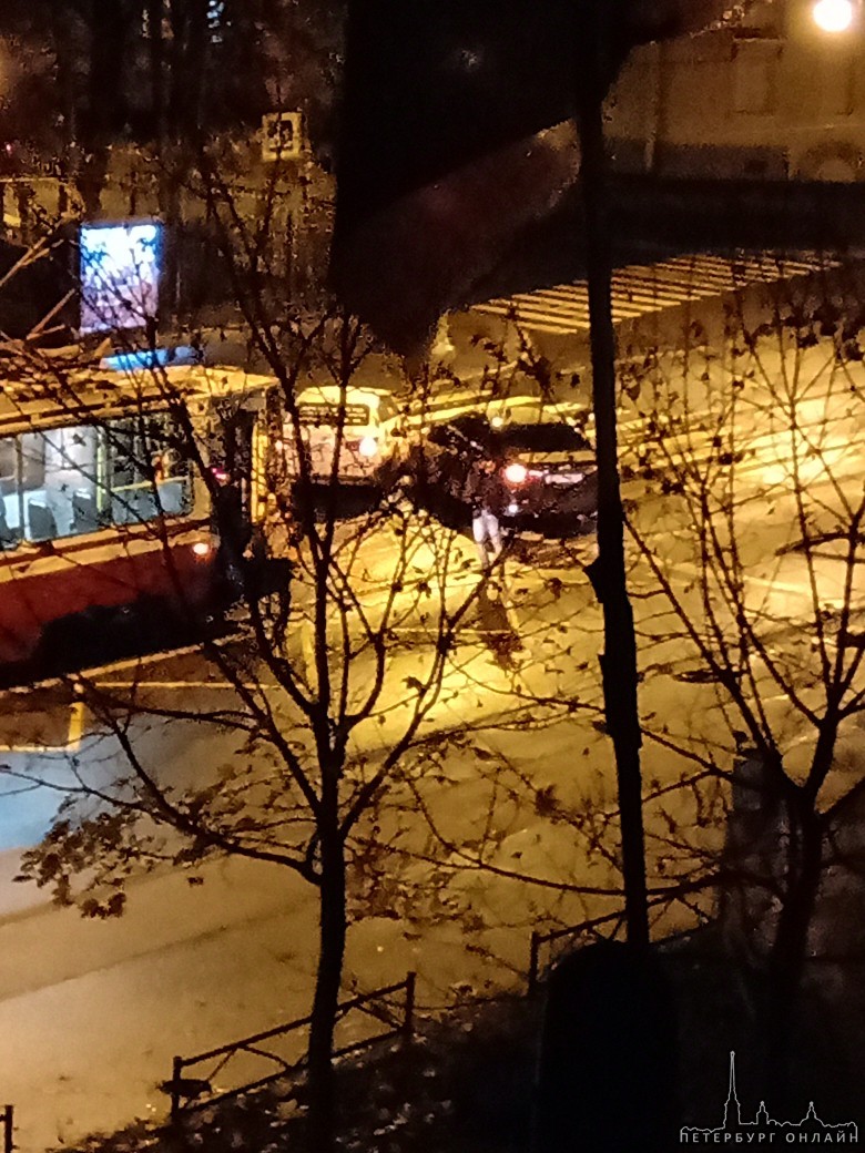 На Савушкина , перекресток с Серебряковым авария, стоят трамваи.