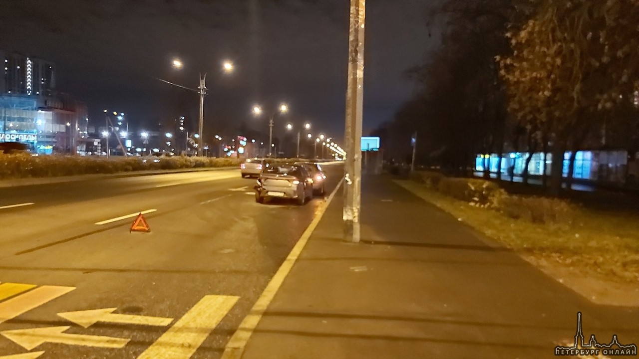 После перекрёстка Звёздной улицы и Московского шоссе столкнулись Киа и Лада.
