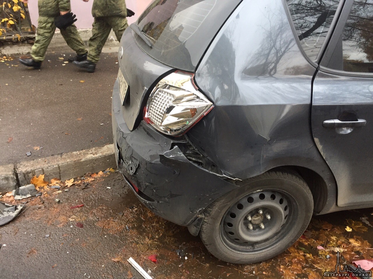 Ночью два парня на Мерсе впилились в припаркованные в Офицерском переулке у дома 1 Ситроен и Киа . ...