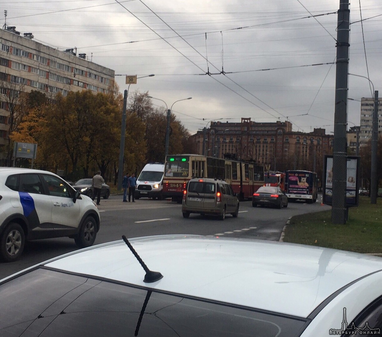 Авария на улице Наличной, напротив дома 36. ДПС, пожарные и скорая на месте. Стоят трамваи в обе сто...
