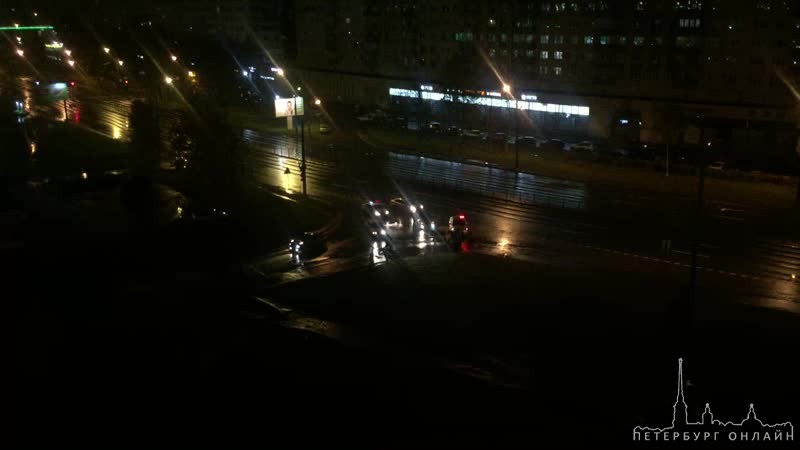 Сегодня около 3 часов ночи на проспекте Большевиков после погони задержали трех человек на белой Нив...