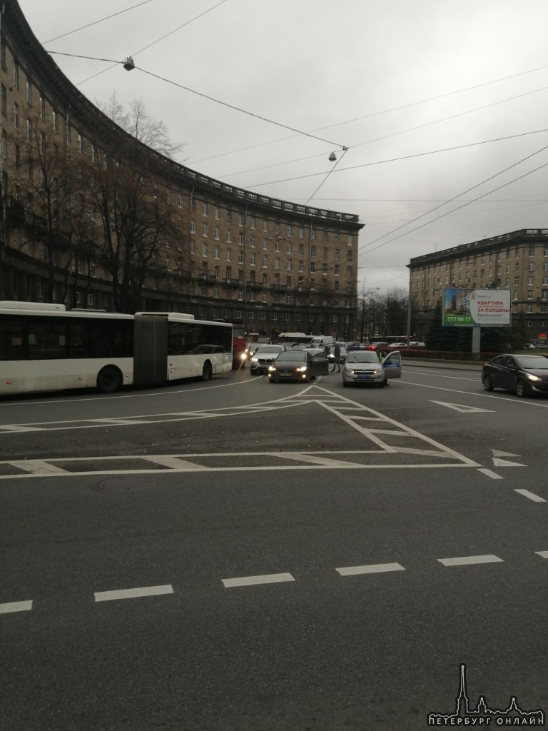 Ничего серьёзного, но пробки на проспекте Стачек раньше обычного из-за ДТП на Комсомольской площади.