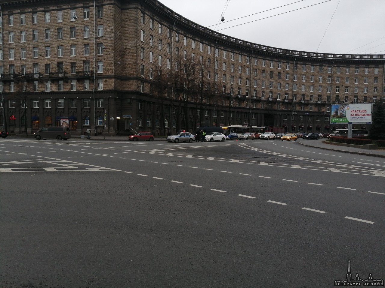Ничего серьёзного, но пробки на проспекте Стачек раньше обычного из-за ДТП на Комсомольской площади.