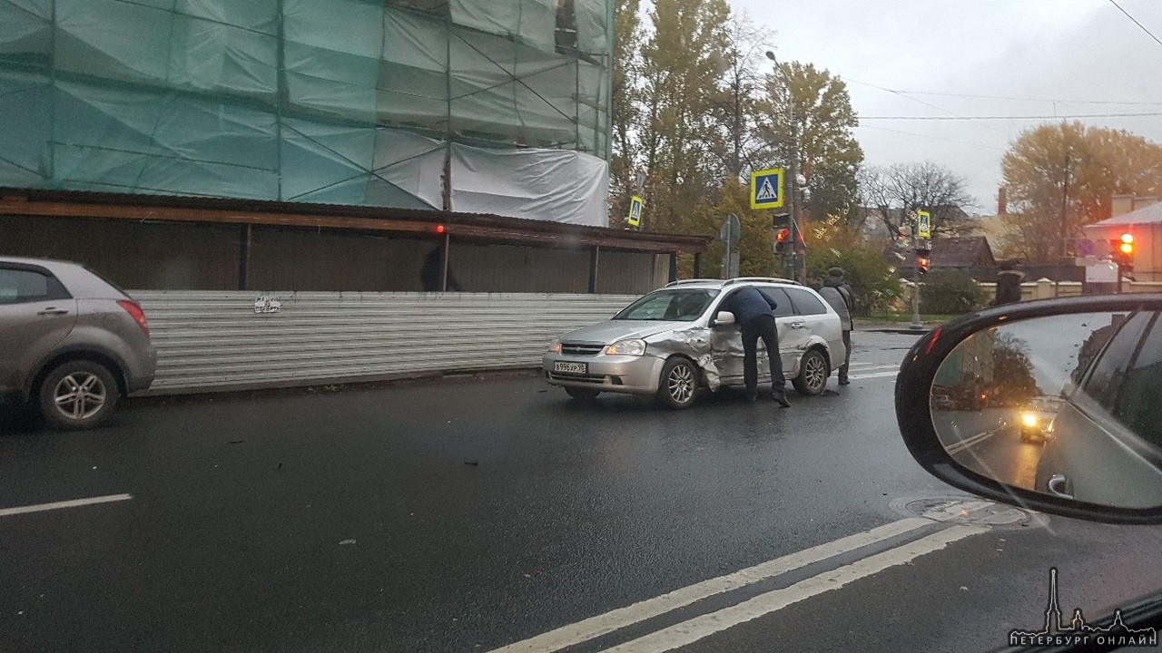 Водитель Поло еще не проснулись поворачивал налево с Рижского проспекта на улицу Циолковского и во с...