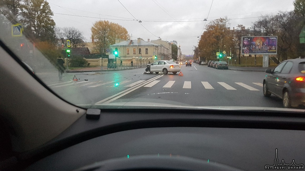 Водитель Поло еще не проснулись поворачивал налево с Рижского проспекта на улицу Циолковского и во с...