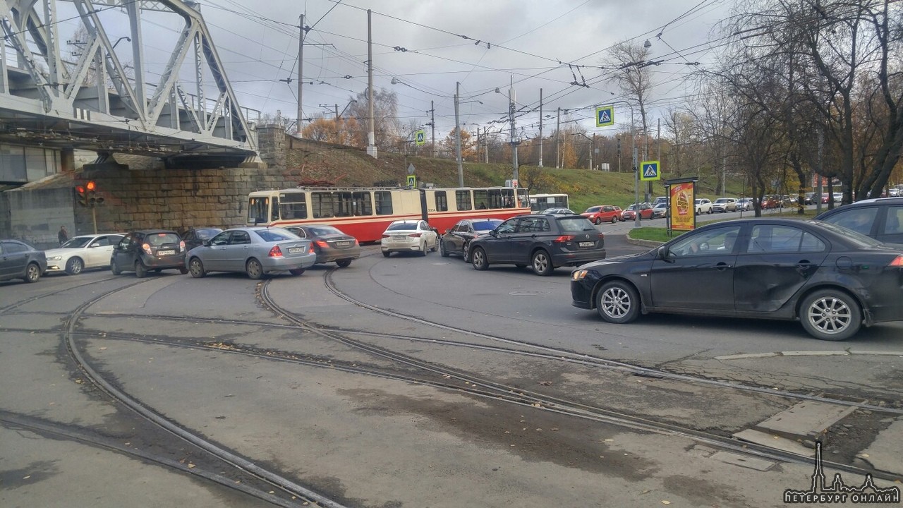 На перекрестке Лесного и 1го Муринского, Mercedes и Фольц только что организовали аварию со знатным...