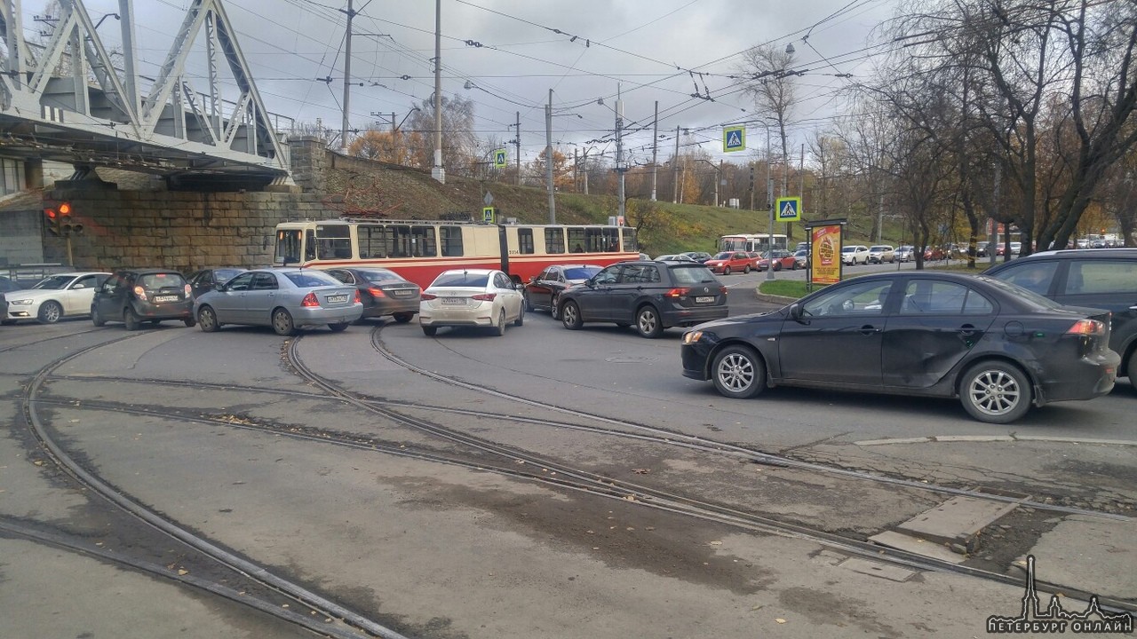 На перекрестке Лесного и 1го Муринского, Mercedes и Фольц только что организовали аварию со знатным...