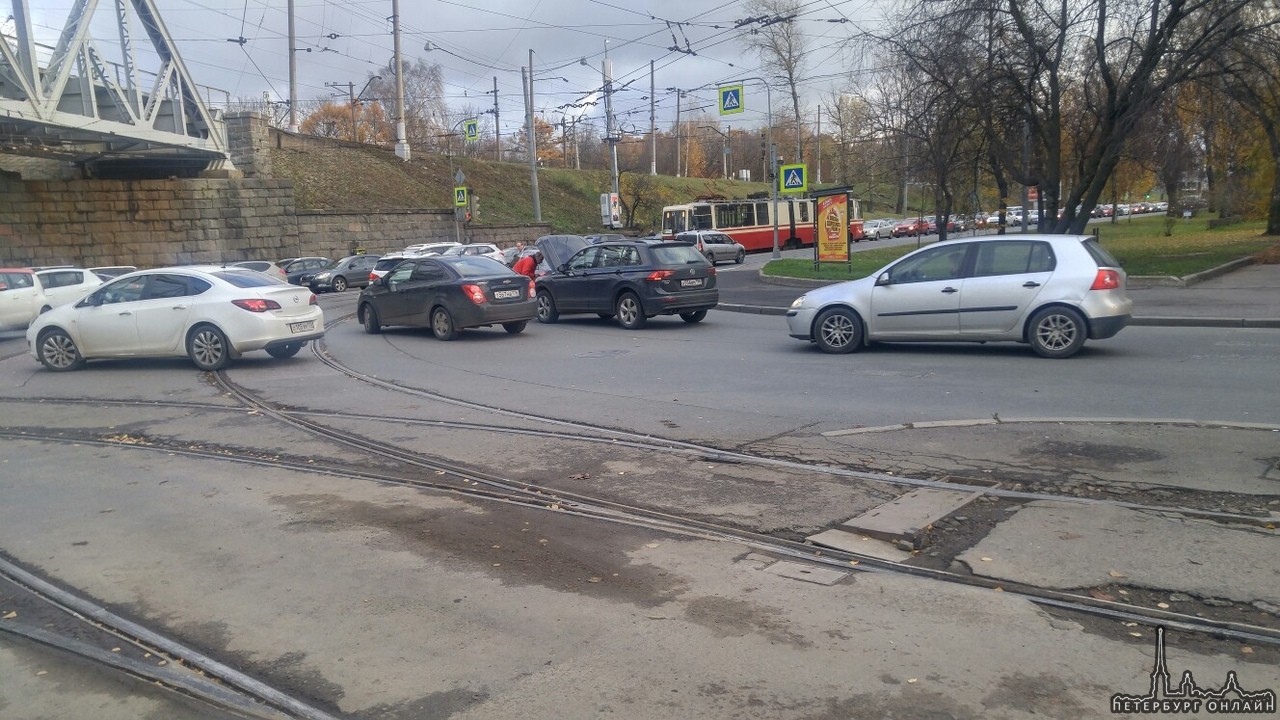 На перекрестке Лесного и 1го Муринского, Mercedes и Фольц только что организовали аварию со знатным...