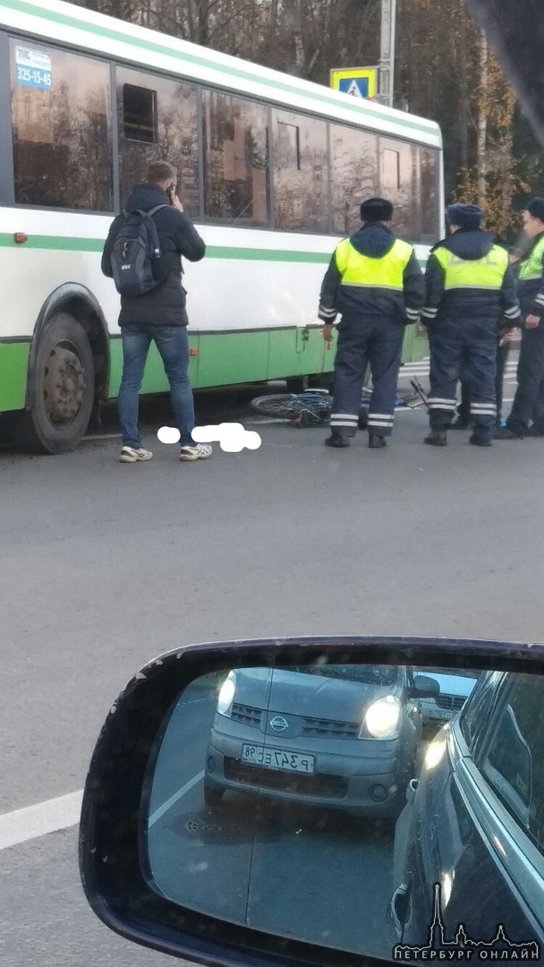 В 09:00 в городе Павловске на Привокзальной площади в зоне регулируемого пешеходного перехода автобу...