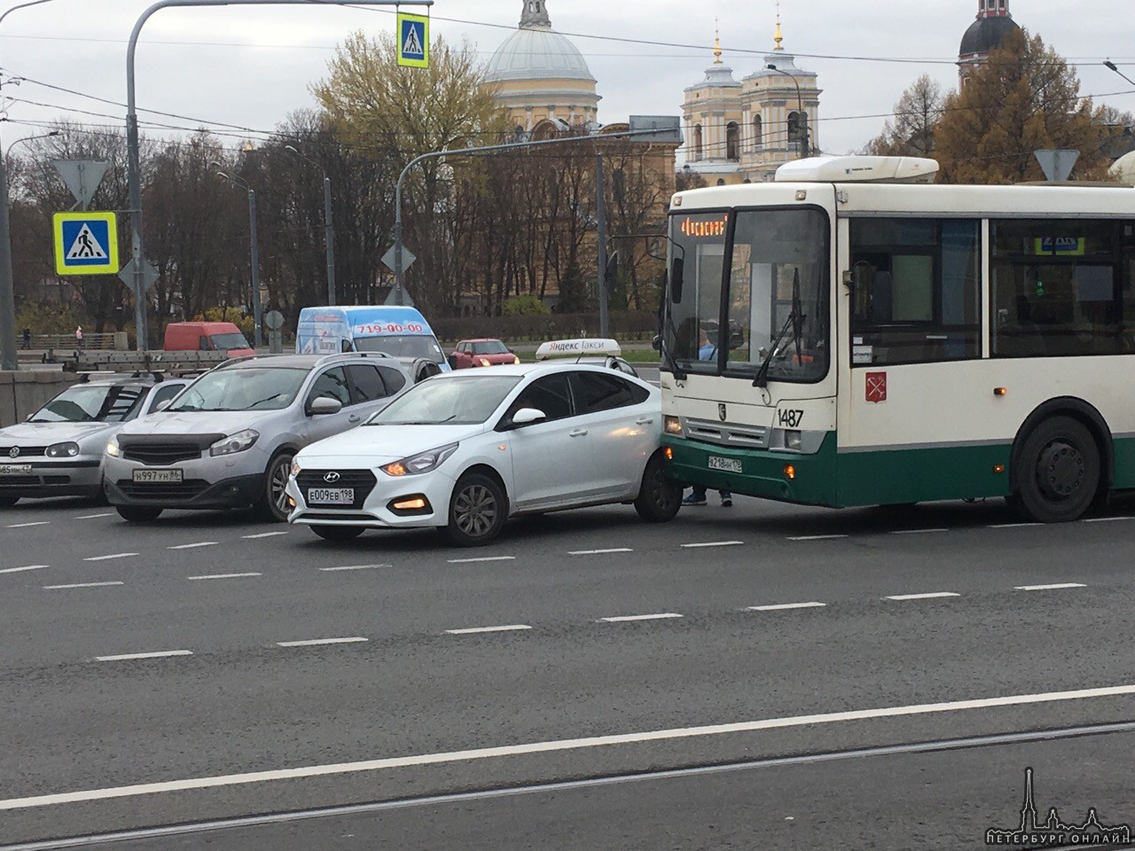 Solaris въехал на мост Александра Невского прямо под автобус