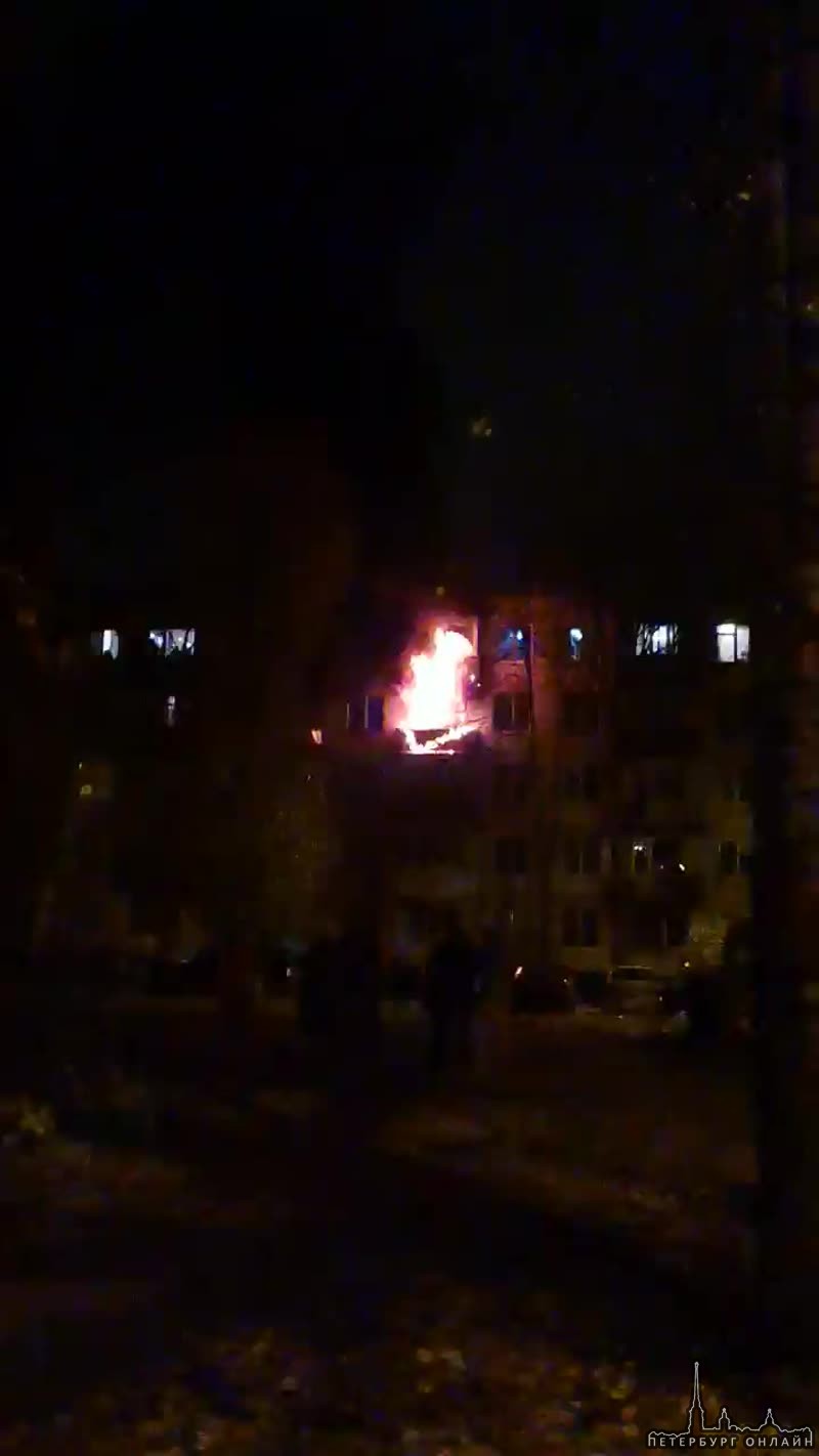 Пожар на Жукова 72, корп 3 горит квартира во второй парадной на 4 этаже. Пожарные на месте