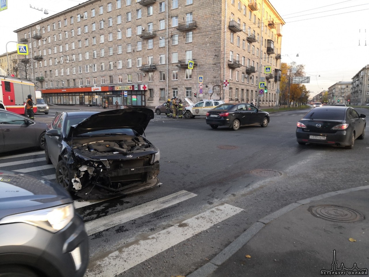 Авария между Киа и Renault на перекрёстке Маршала Говорова и Краснопутиловской в 8:10 утра.