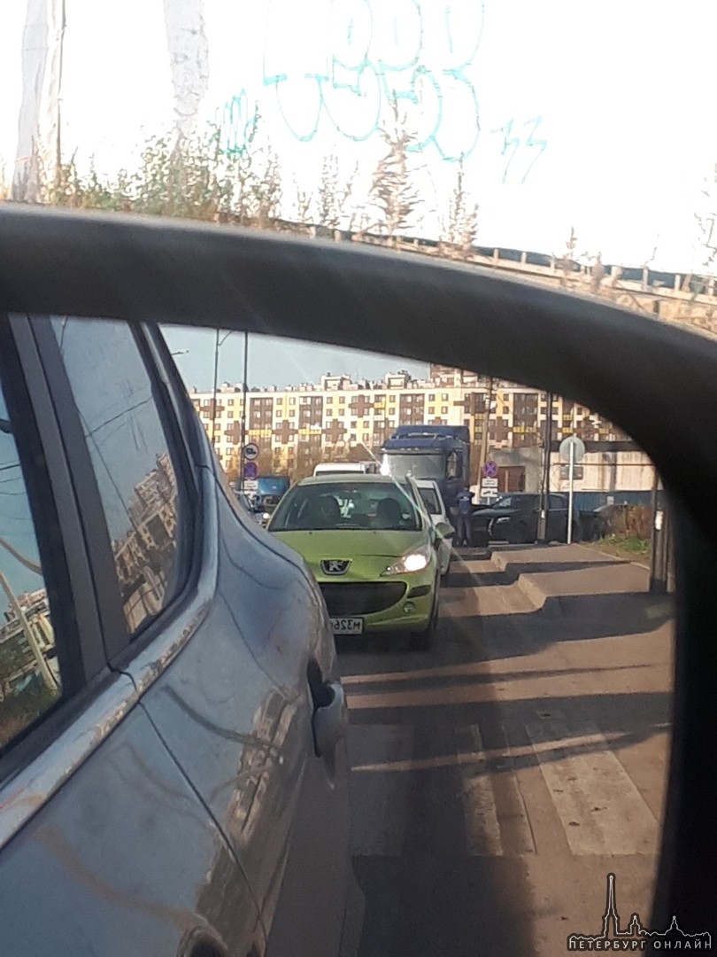 Проезд в город Кудрово частично перекрыт, так как у кроссовера Audi не получился одновременный повор...