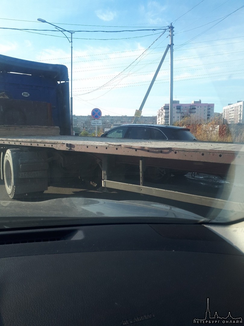 Проезд в город Кудрово частично перекрыт, так как у кроссовера Audi не получился одновременный повор...