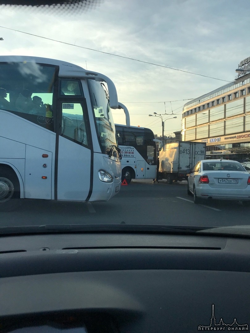 Автобус с детьми столкнулся с грузовым фургоном на площади Александра невского.