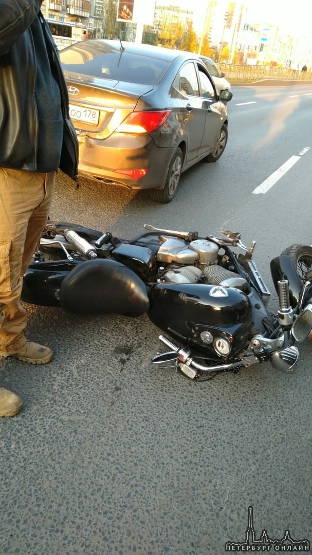 На Коллонтай водитель Яндекс такси подрезал мотоциклиста. Мотоциклист отделался ссадиной на ноге и л...