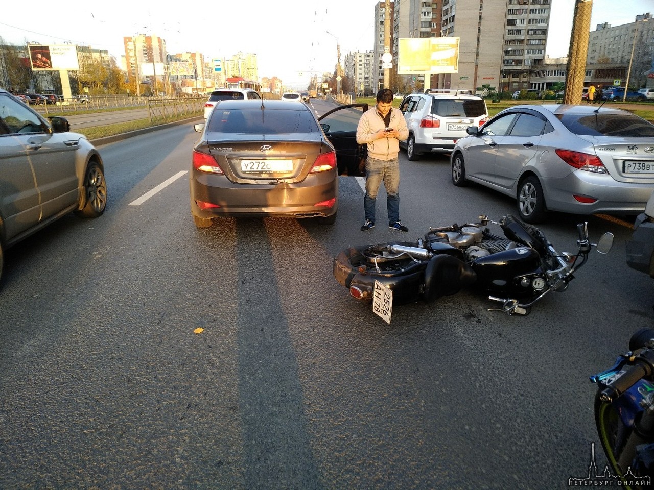 На Коллонтай водитель Яндекс такси подрезал мотоциклиста. Мотоциклист отделался ссадиной на ноге и л...