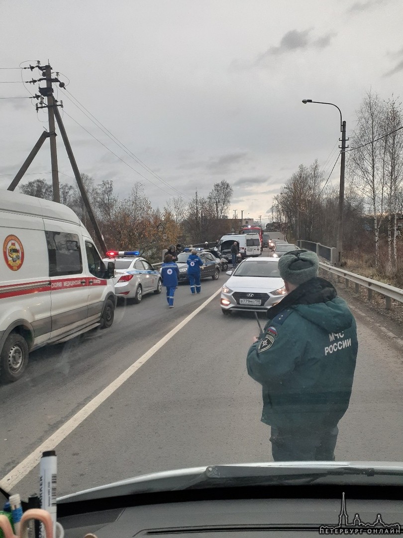 На Вознесенском шоссе серьезное ДТП, перед жд переездом. Съехались все службы, женщину вытаскивает М...