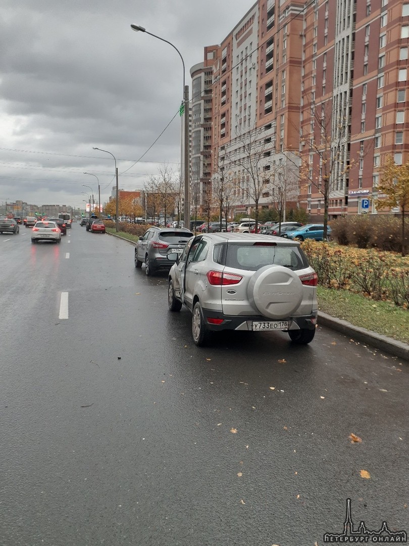 Белый Chevrolet ударил в правую дверь на Богатырском 22 к4 , водитель остановился, вышел посмотрел , ...