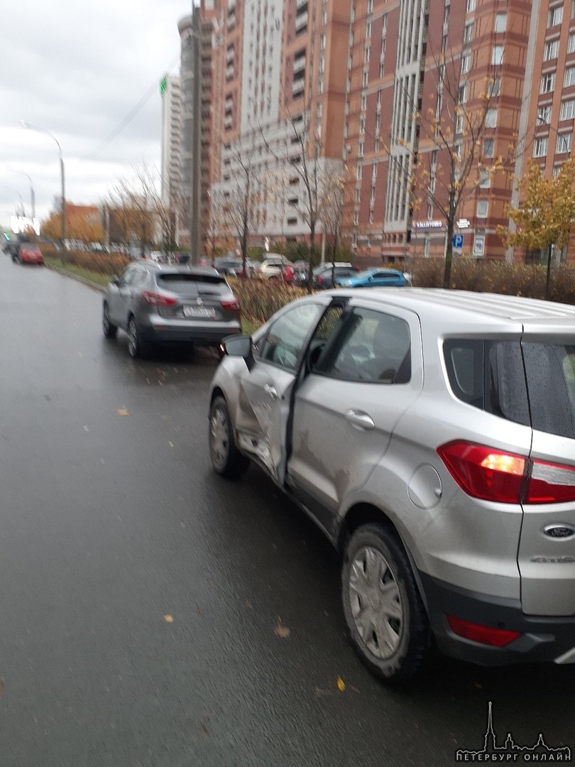 Белый Chevrolet ударил в правую дверь на Богатырском 22 к4 , водитель остановился, вышел посмотрел , ...