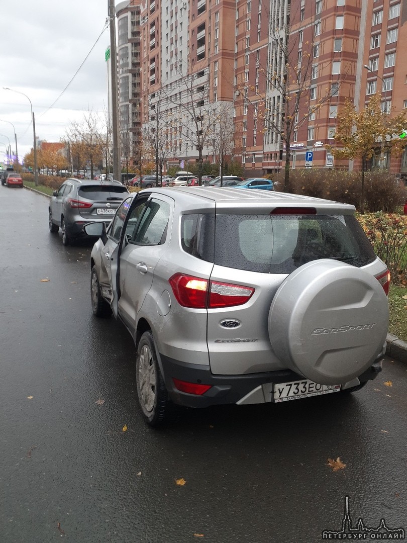 Белый Chevrolet ударил в правую дверь на Богатырском 22 к4 , водитель остановился, вышел посмотрел , ...